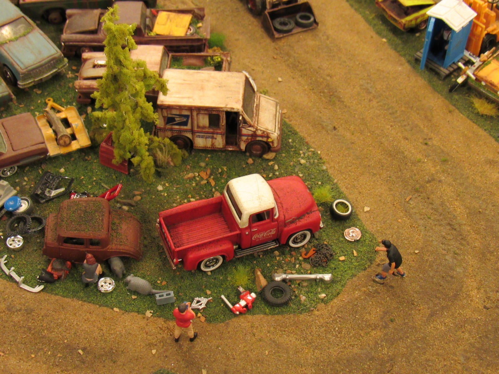 CUSTOM BUILT WEATHERED RUSTY JUNK PARTS YARD 1956 FORD COKE COLA TRUCK 1:64/