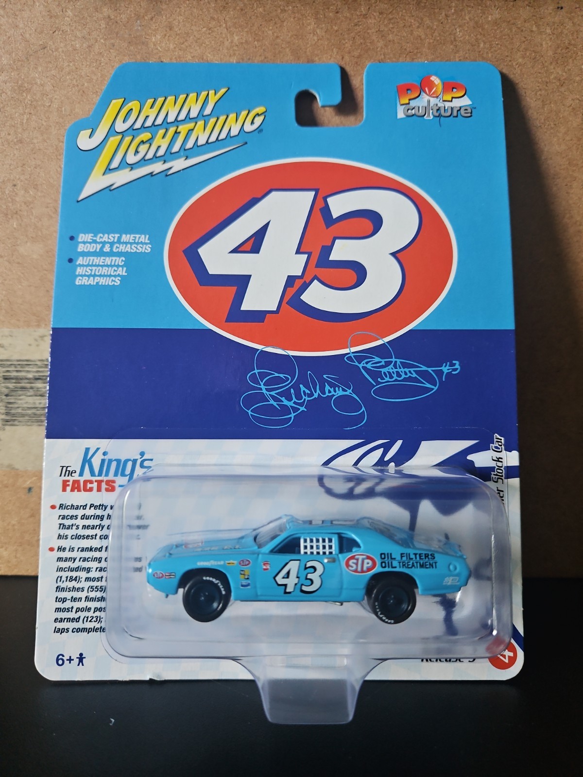 Johnny Lightning Richard Petty #43 1972 Plymouth Road Runner Stock Car Diecast