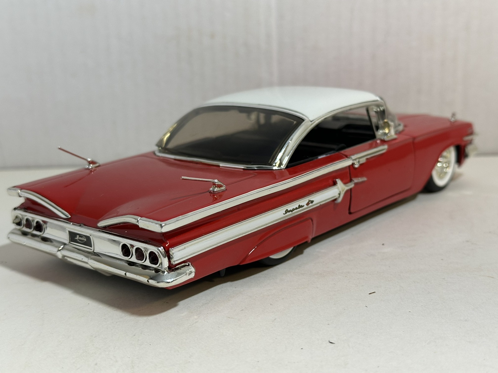JADA SHOWROOM FLOOR 1960 CHEVY IMPALA RED 1:24 DIECAST MODEL CAR NEW NO BOX
