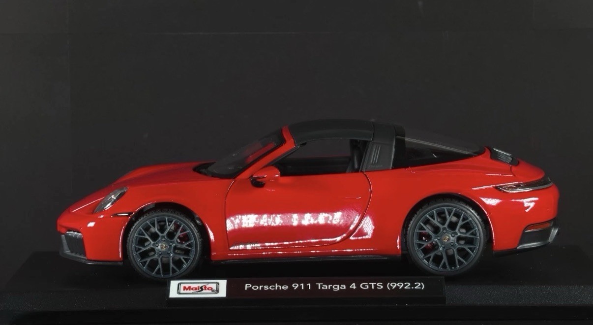 Porsche 911 Targa 4 GTS (992.2) 1:18 Maisto Exclusive Style Special Edition red