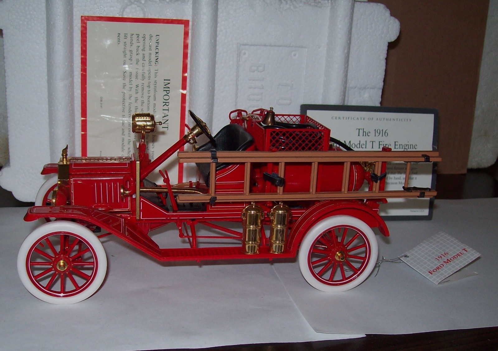 NIB 1:16 Franklin Mint 1916 Ford Model T Fire Engine & Wooden Display Base