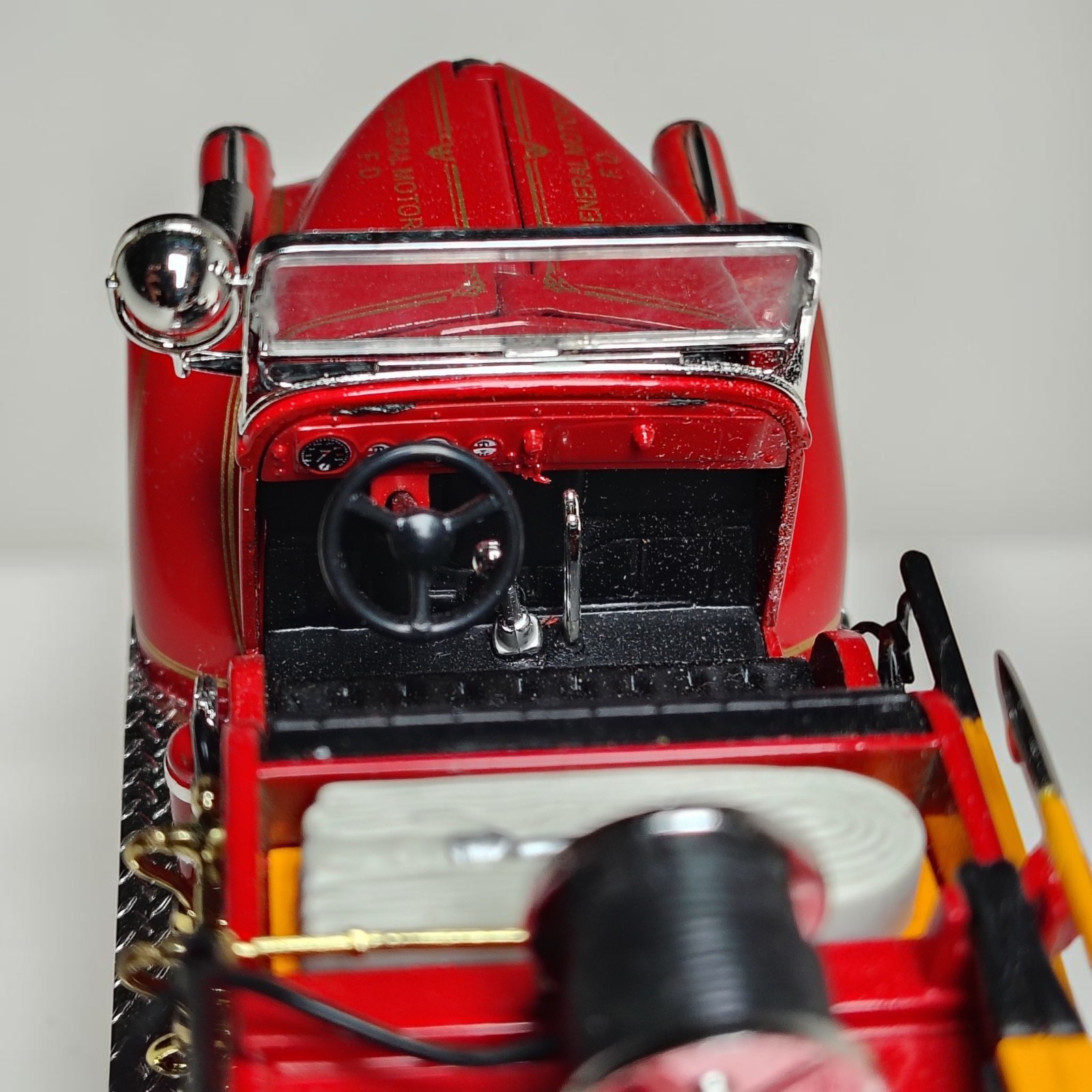 1941 GMC Fire Truck 1:24 Road Signature Diecast – Mint Condition Loose