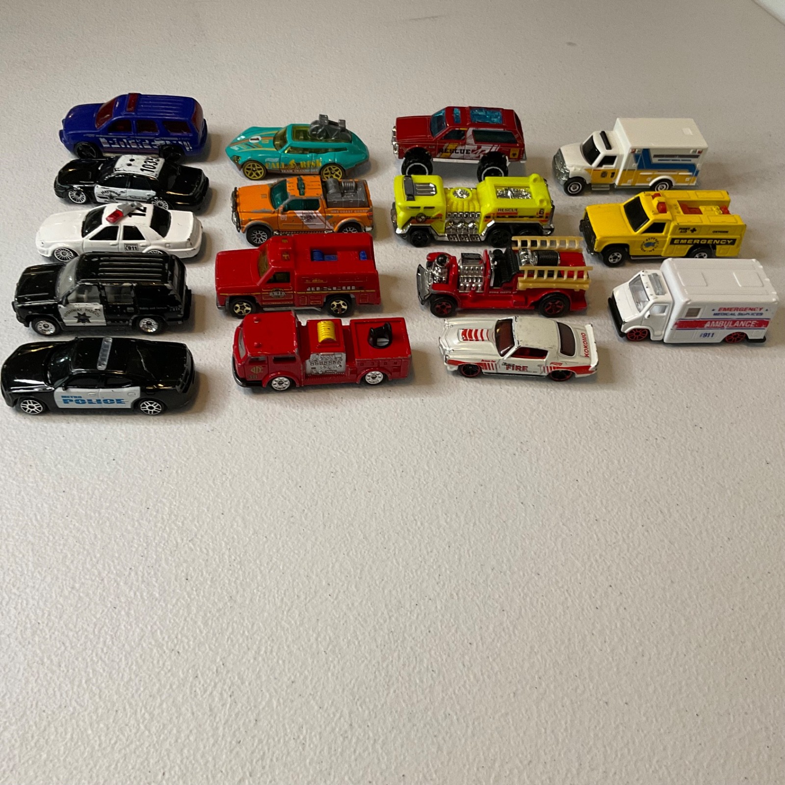 Hot Wheels Emergency Vehicle Lot of 16 Police Fire Rescue Ambulance Cars Trucks