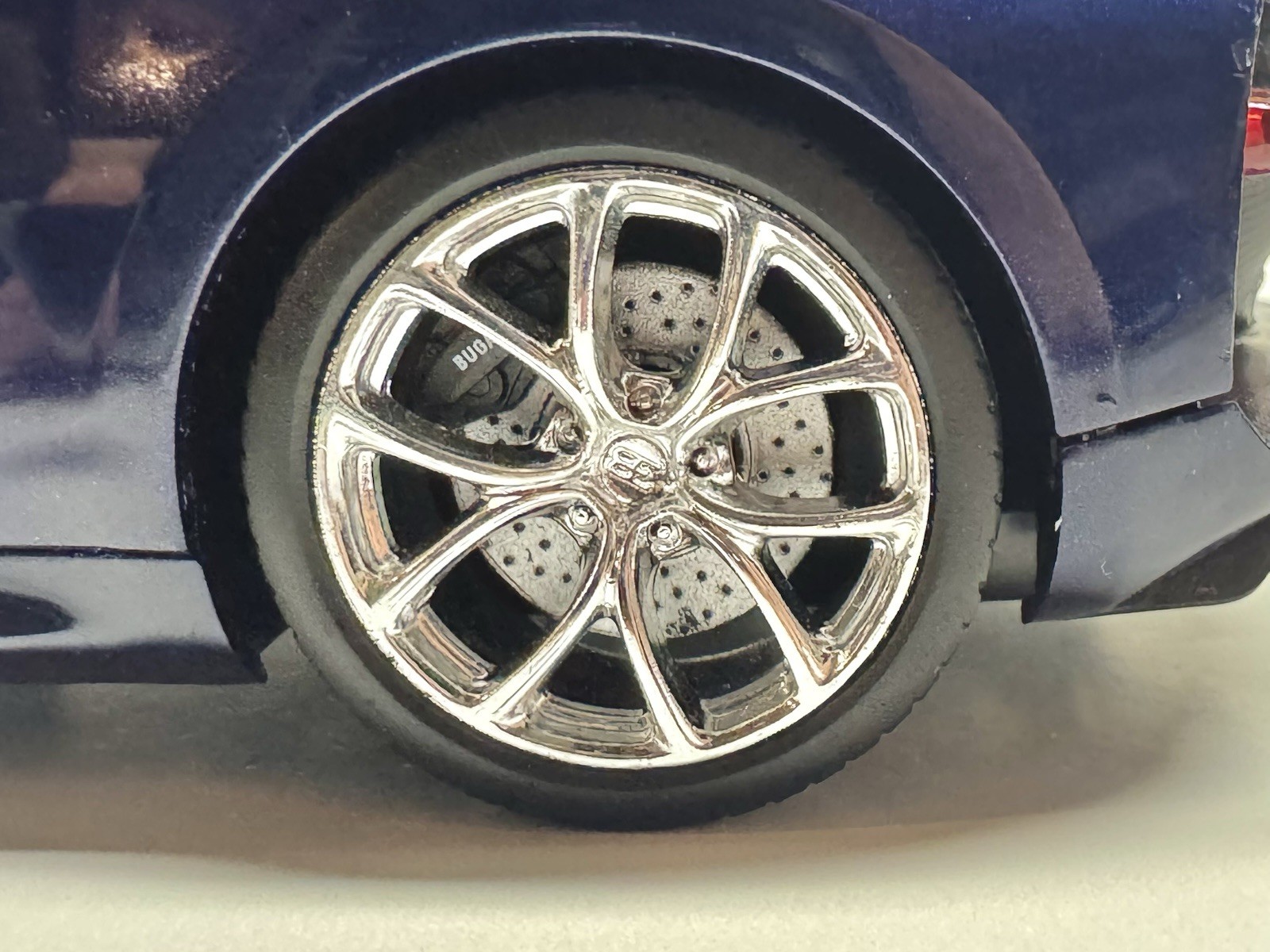 Silver/blue 1/24 2016 Bugatti Chiron Die-cast Car By Welly