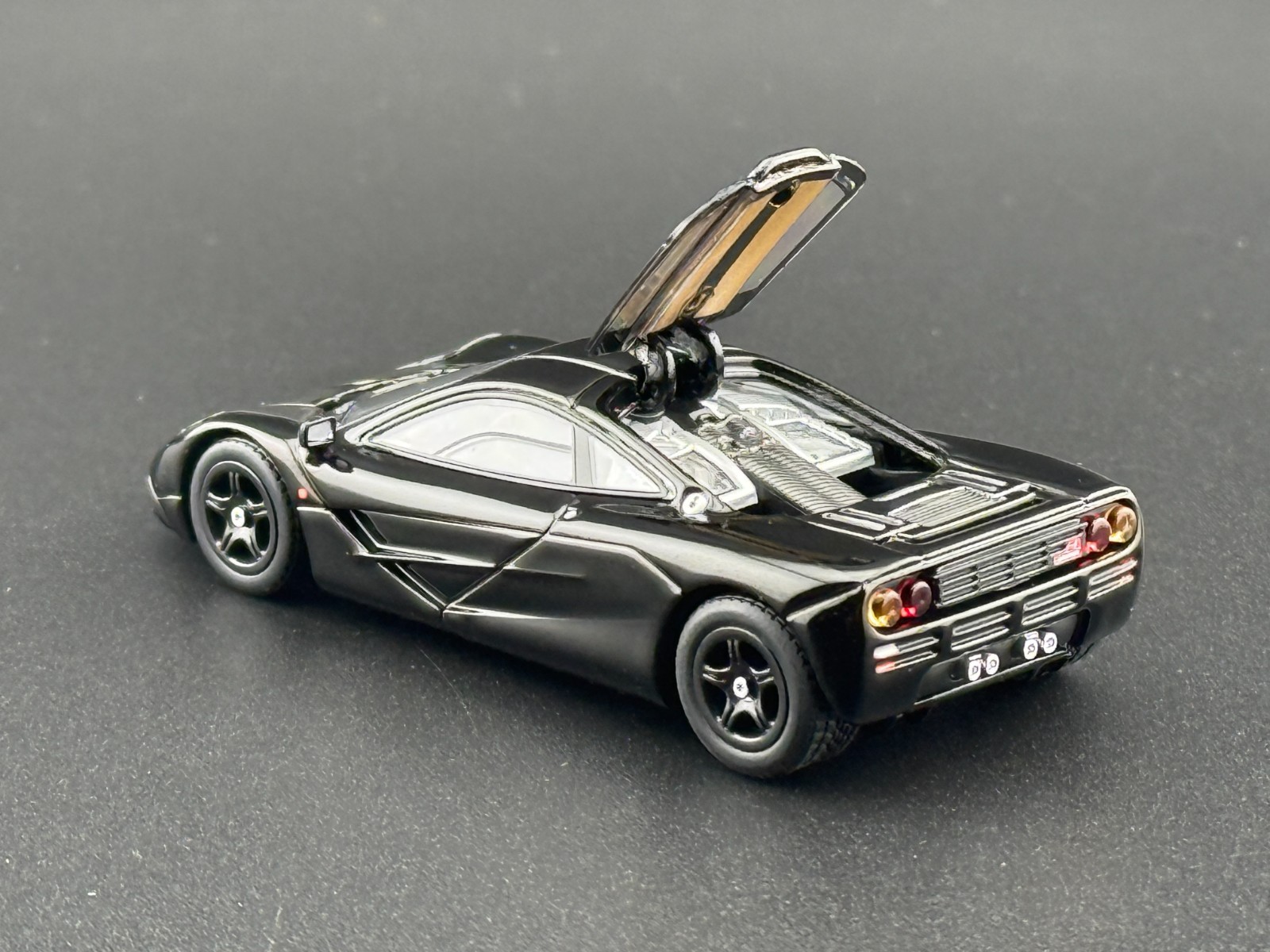 Pop Race McLaren F1 Jet Black 640230 1/64