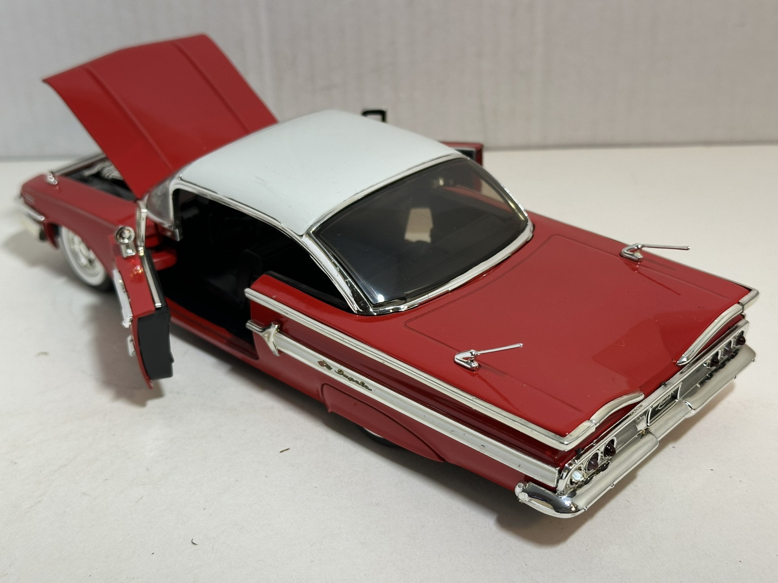 JADA SHOWROOM FLOOR 1960 CHEVY IMPALA RED 1:24 DIECAST MODEL CAR NEW NO BOX