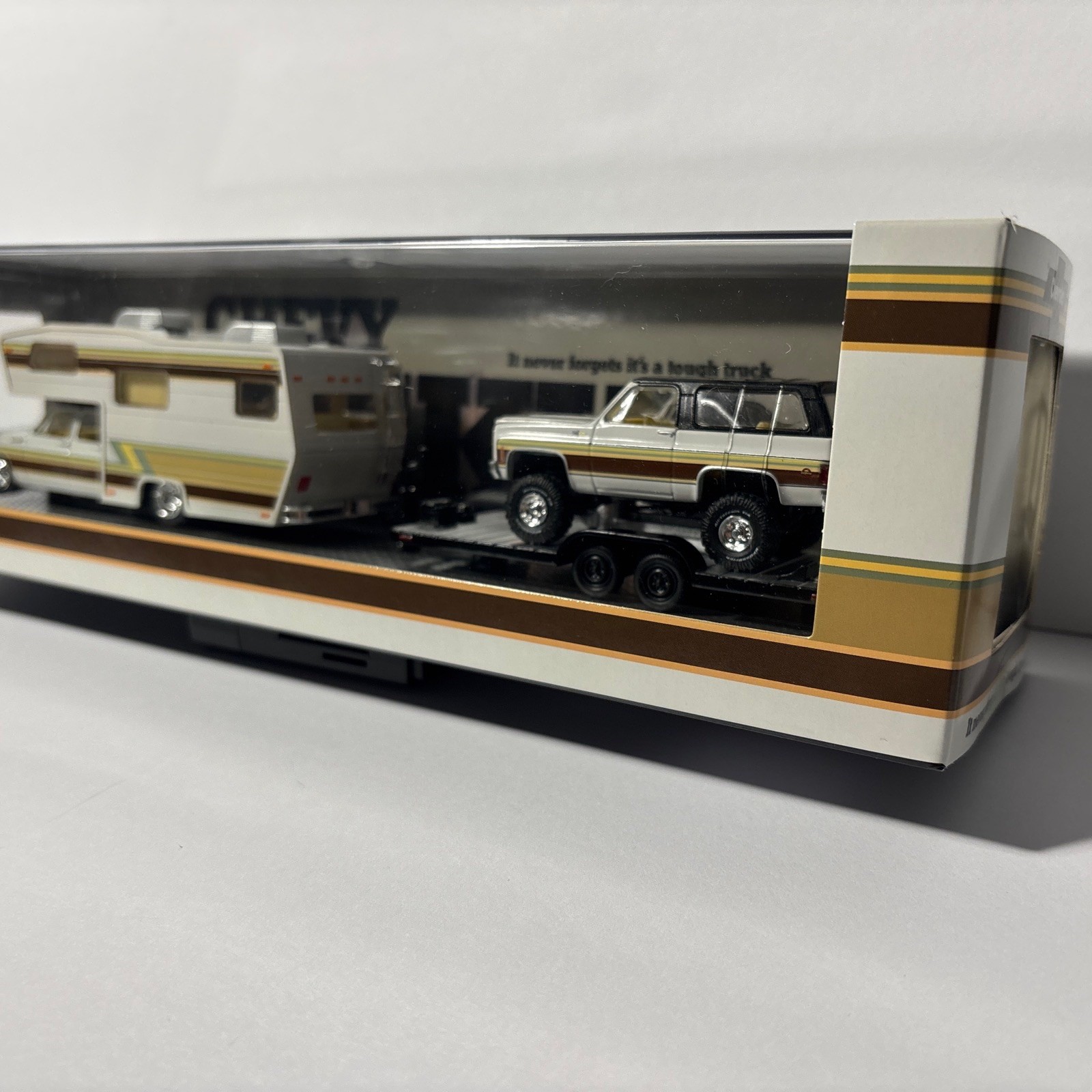 M2 MACHINES HAULER 1974 CHEVROLET CHEYENNE SUPER 30 CAMPER & 1974 K5 BLAZER