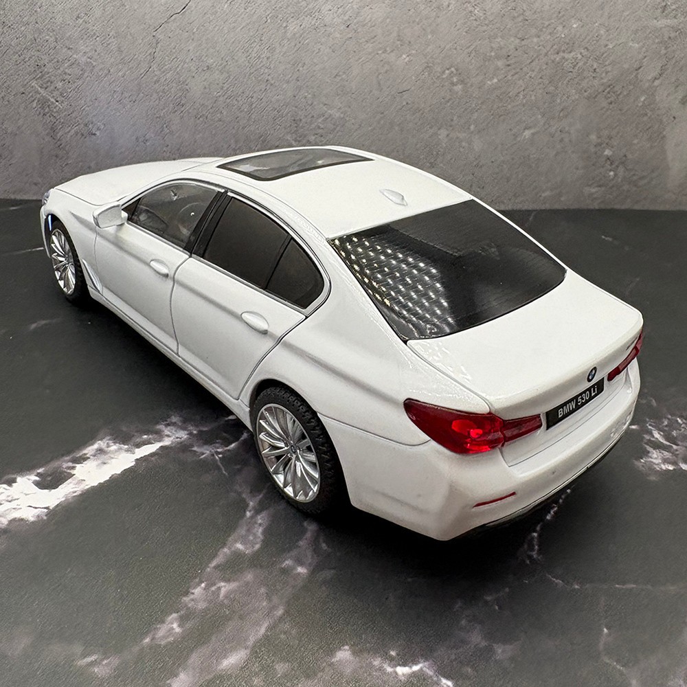 2024/2026 BMW 530Li 5 Series 1:24 Scale Diecast Model – White – Licensed – W/Box