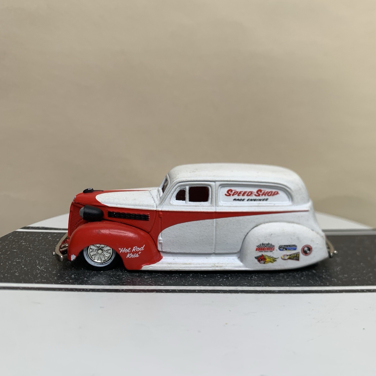 Jada Toys Road Rats Series 1939 Chevy Sedan Delivery Speed Shop White/Red 1:64