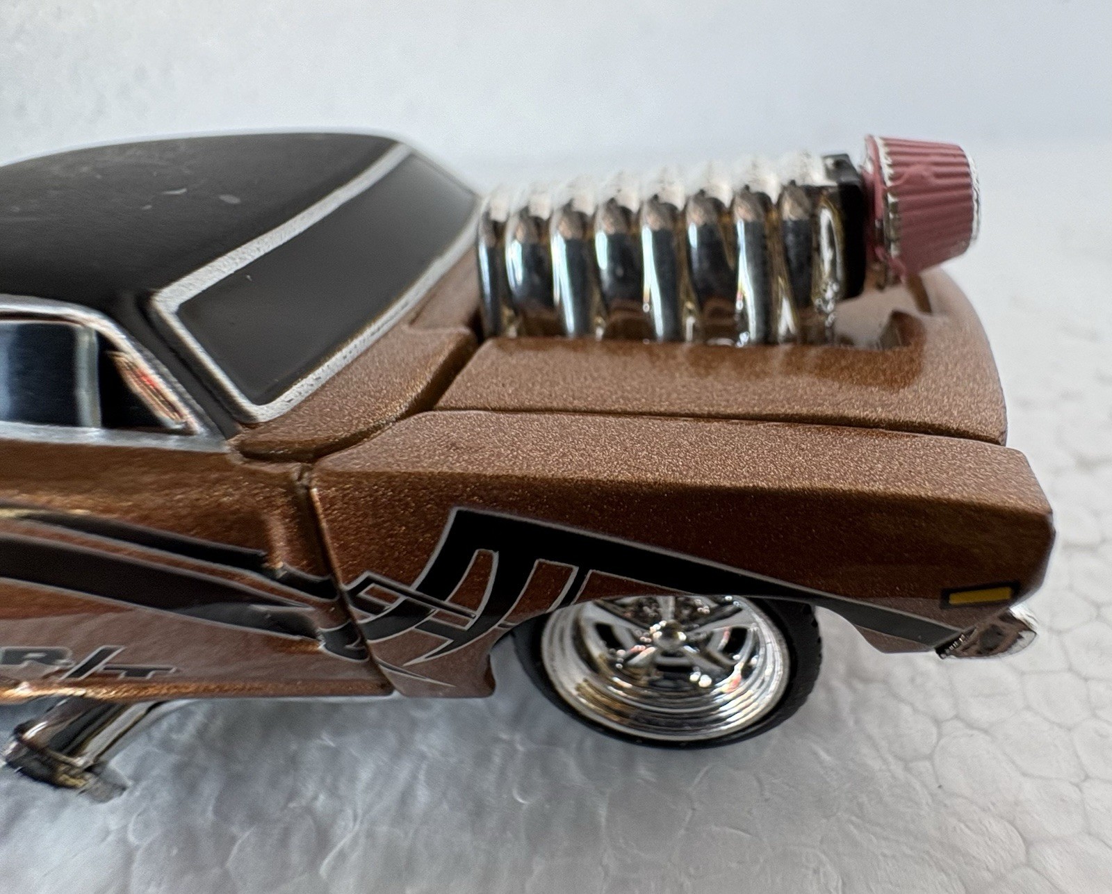 Muscle Machines Dodge Challenger R/T Bronze Chrome Blower Pink Intake 1/64