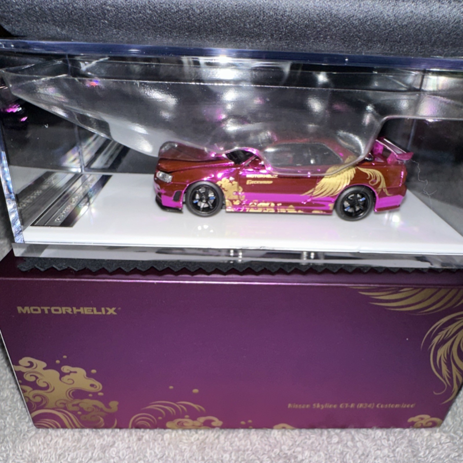 Motorhelix Nissan Skyline GT-R R34 Customized Purple/Gold 1:64 LE 581/599 Case