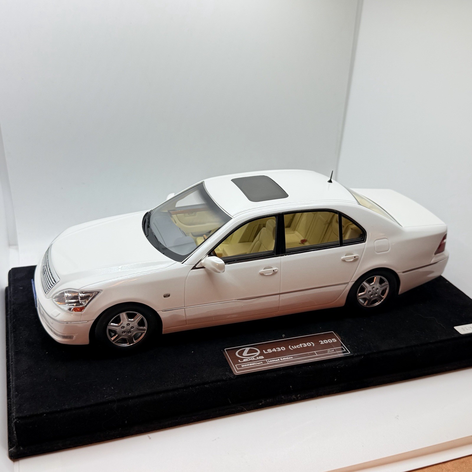 1/18 Ivy Models Lexus LS 430 in Gloss White 99 pieces Leather base