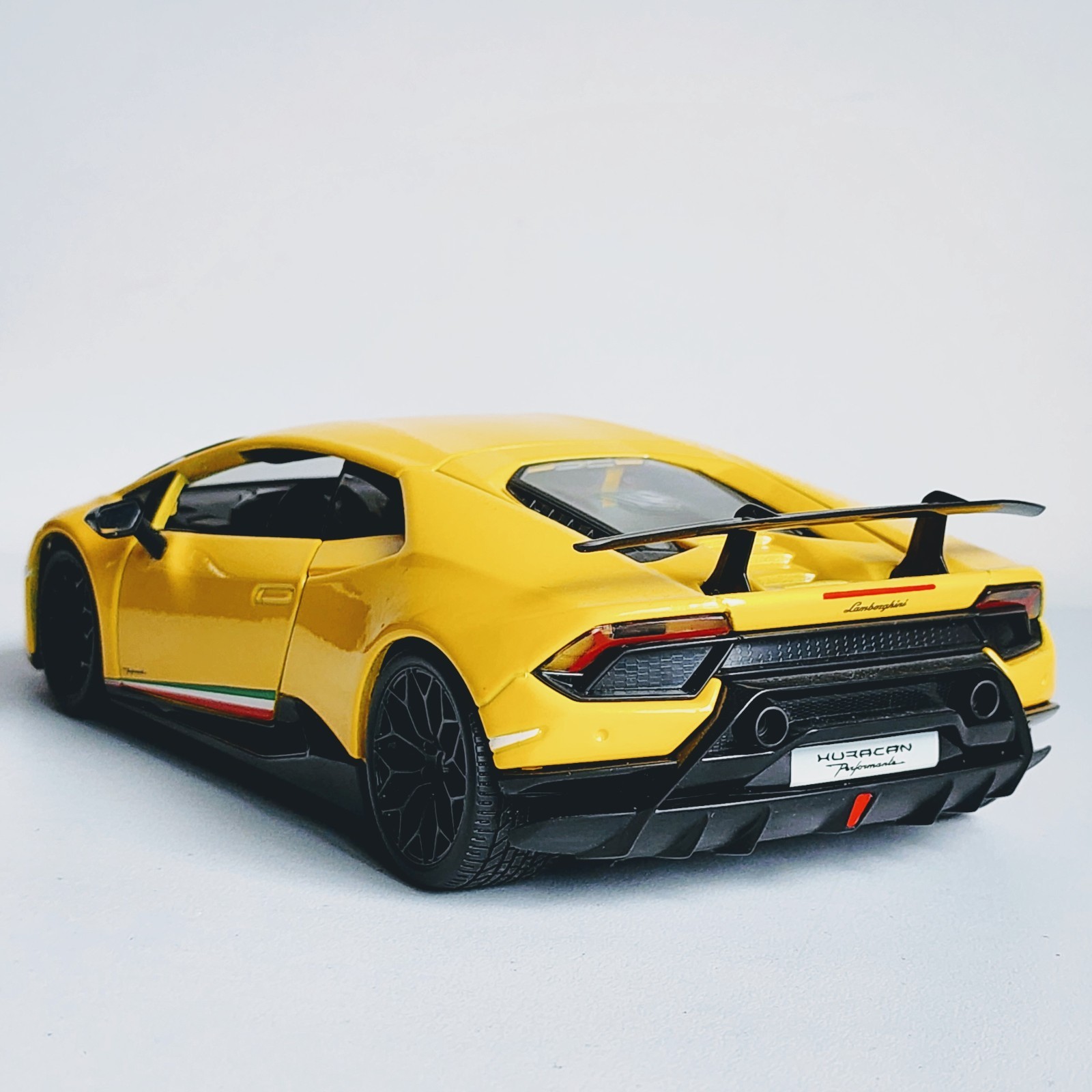 Maisto Special Edition Lamborghini Huracan Performante 1:18 Yellow Diecast