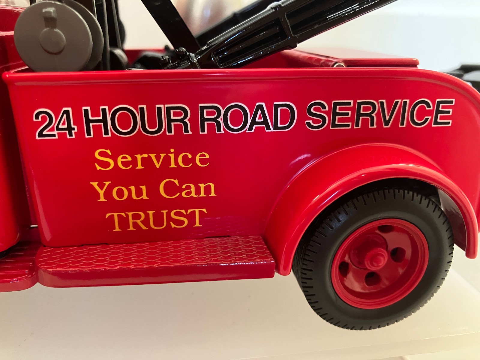 1953 Red Ford F-100 Tow Truck & Coin Bank Die Cast 1:24 Scale ‘Gearbox’ Quality