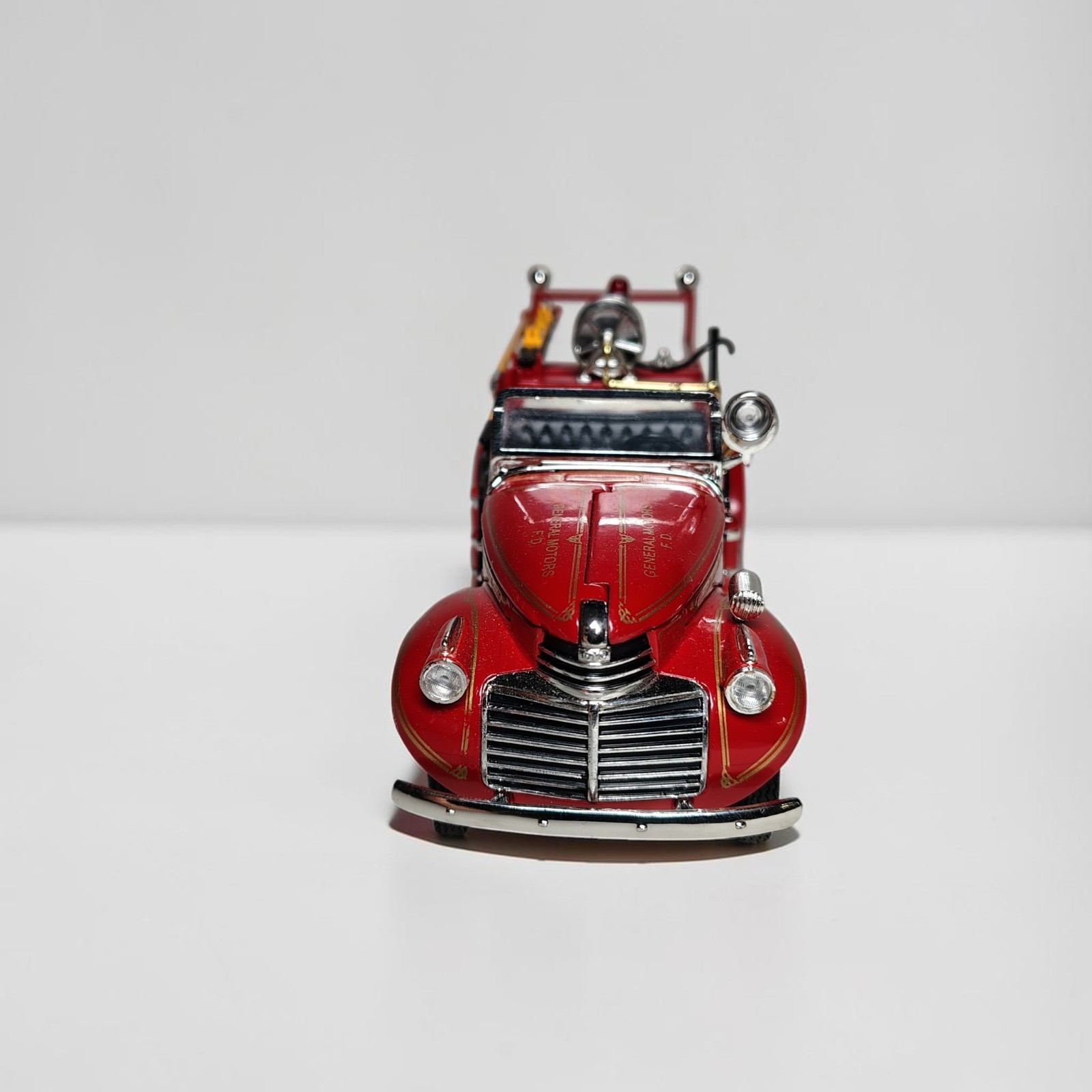 1941 GMC Fire Truck 1:24 Road Signature Diecast – Mint Condition Loose