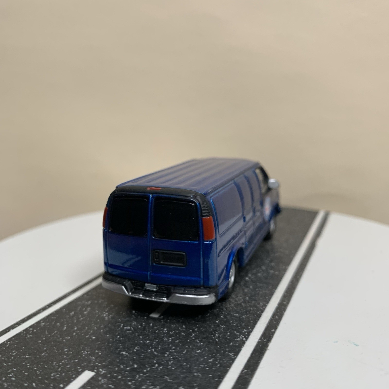 Johnny Lightning Working Class 2000 GMC Savana Van Blue “Commercial Trucks” NM