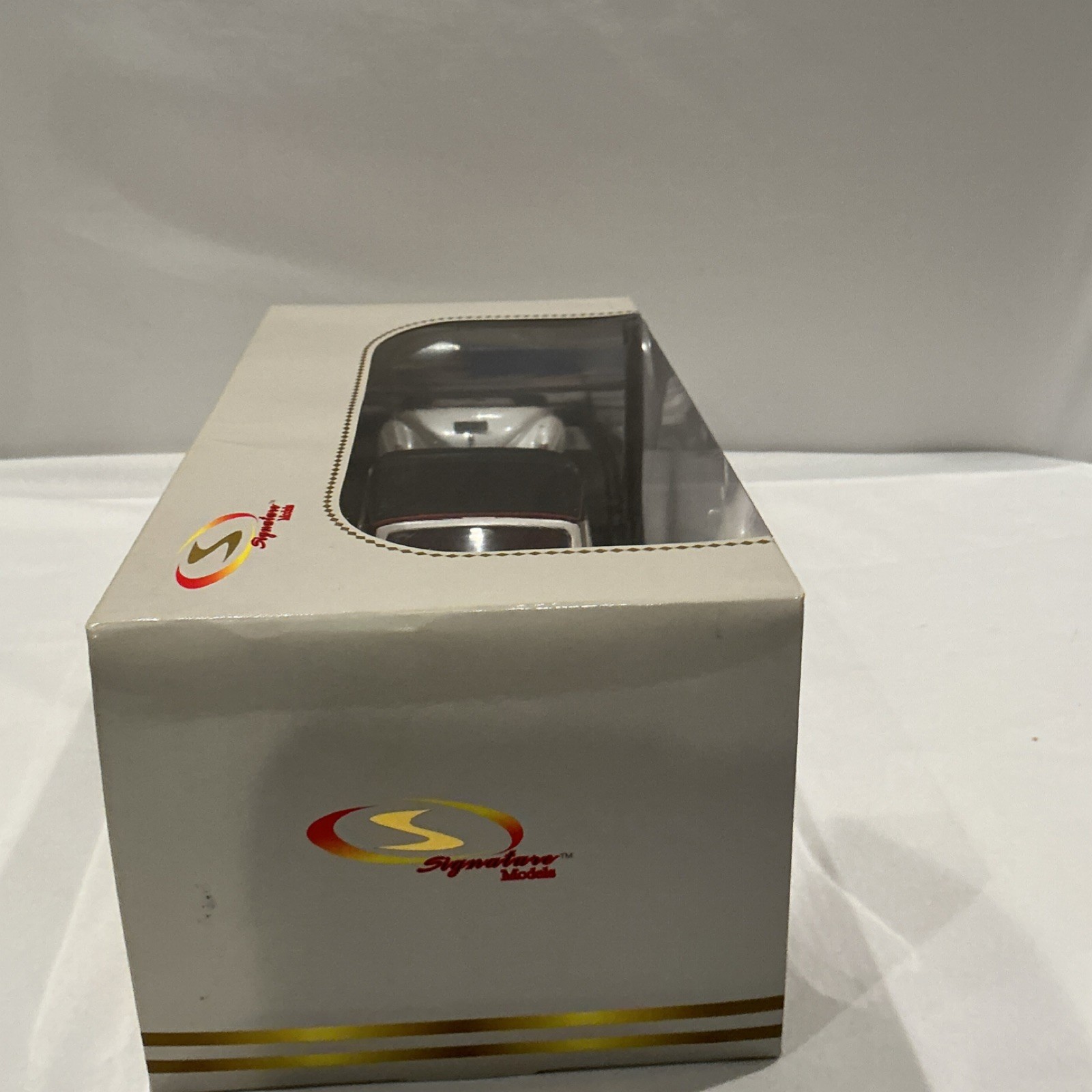 Signature Models 1939 Lincoln Zephyr 1:18 Diecast Car Silver Black Red