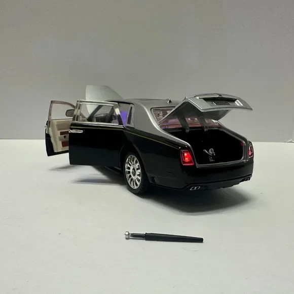 1:24 Rolls-Royce Phantom Metal Diecast Silver Black WITH LEDS Roll-Back