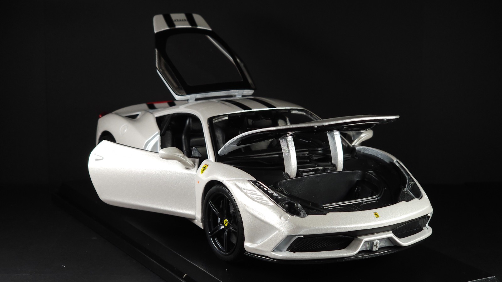 458 Speciale 1:18 Maisto Exclusive Style Special Edition – White