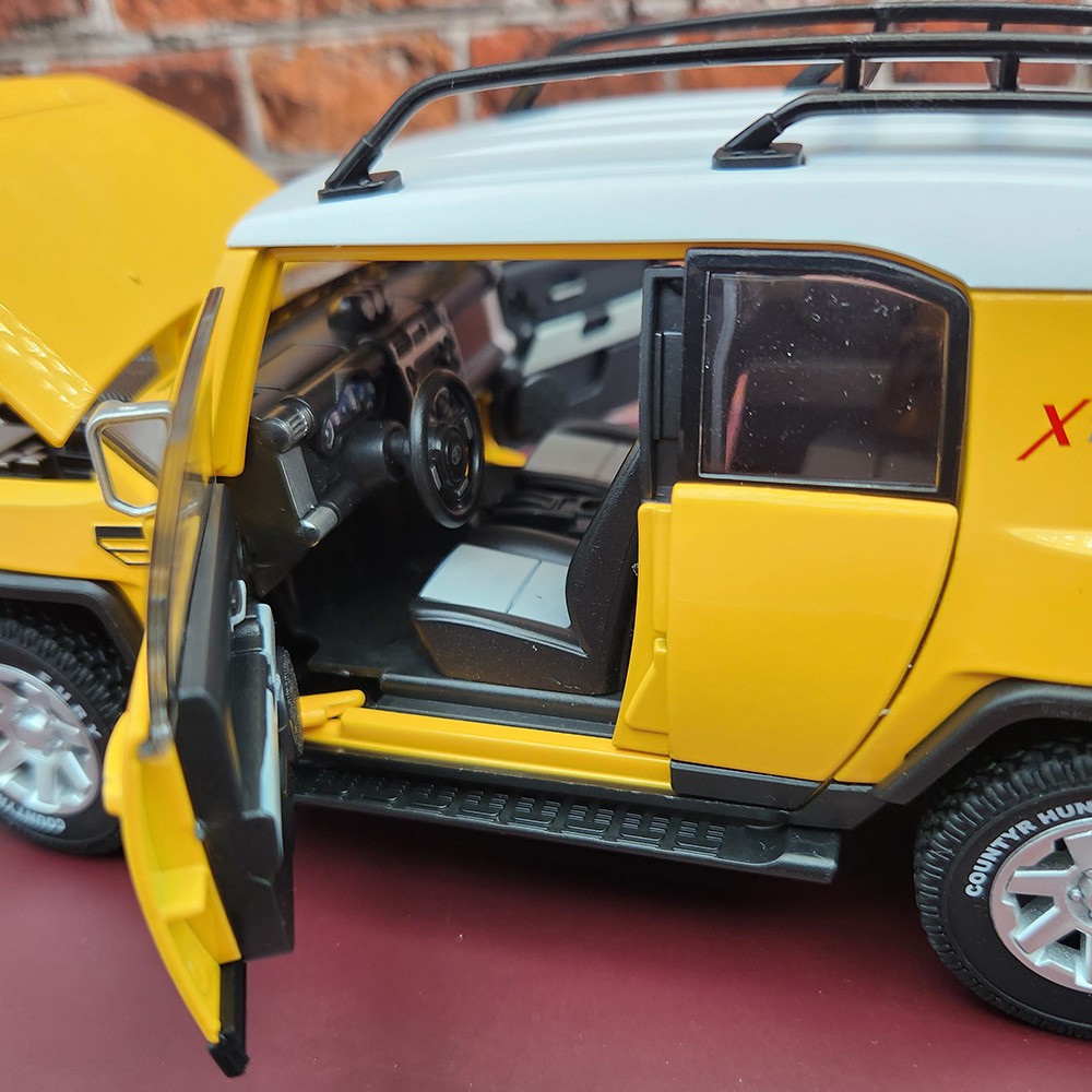 2007/2014 TOYOTA FJ Cruiser 1:24 Diecast – Officially Licensed – Yellow With Box