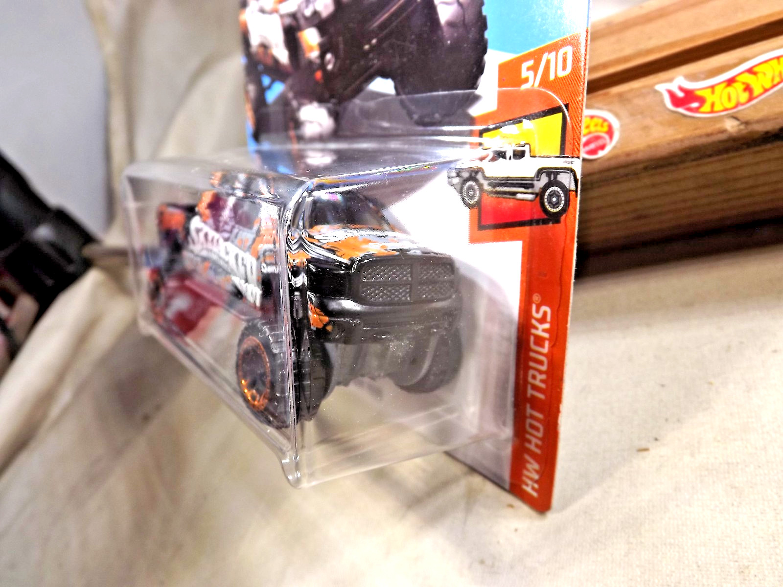 2018 Hot Wheels #298 HW Hot Trucks 5/10 RAM 1500 Black-Org w/Gold Beadloc Rim Sp
