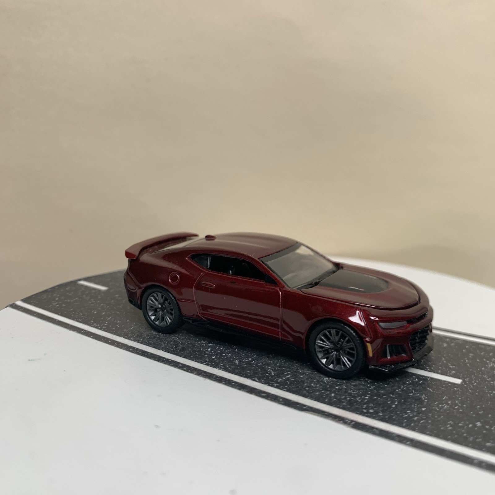 Auto World Modern Muscle 16-24 2022 Chevy Camaro ZL1 Dark Red Metallic 1:64 NM
