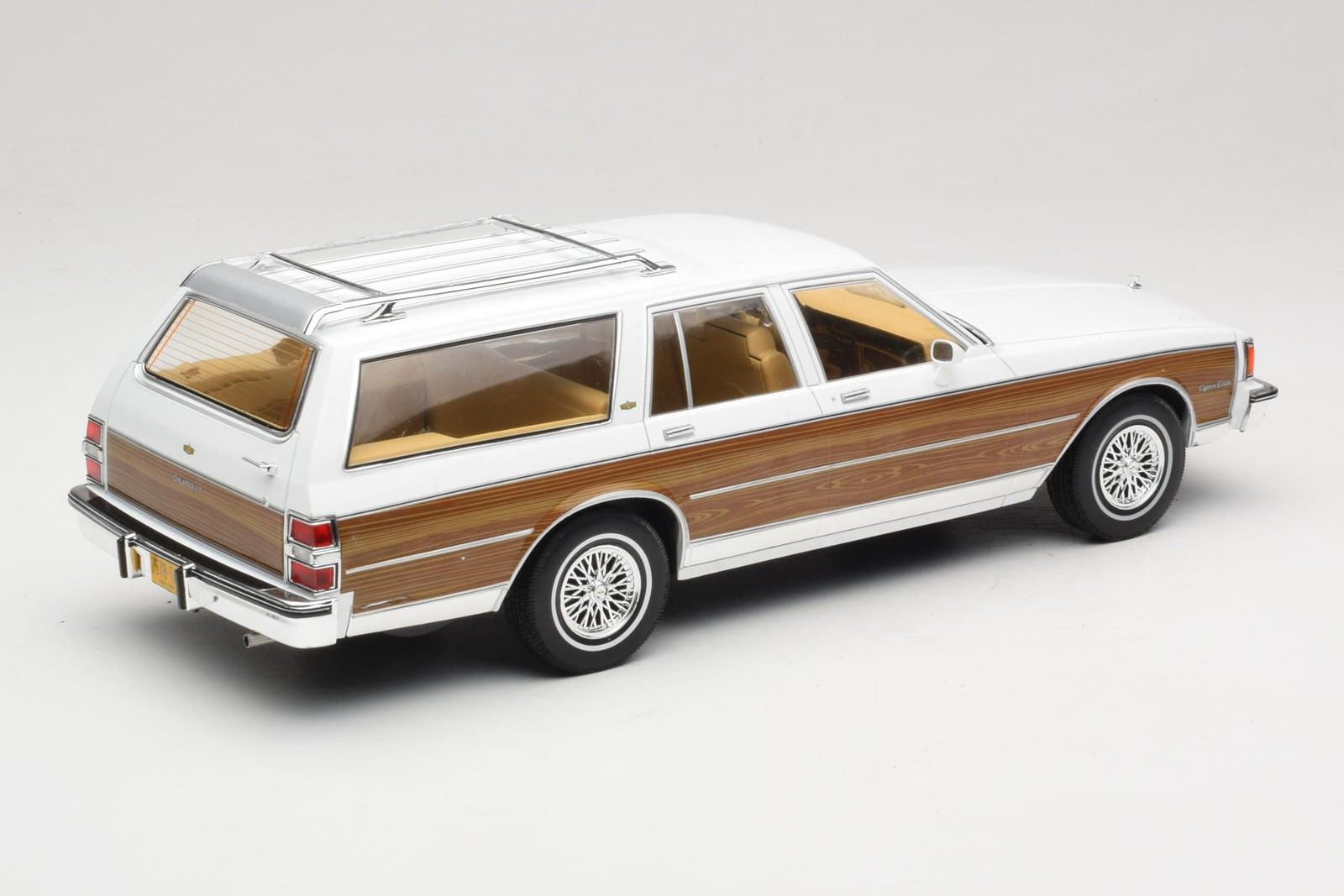 Chevrolet Caprice Estate Wagon White 1:18 MCG | MCG18475