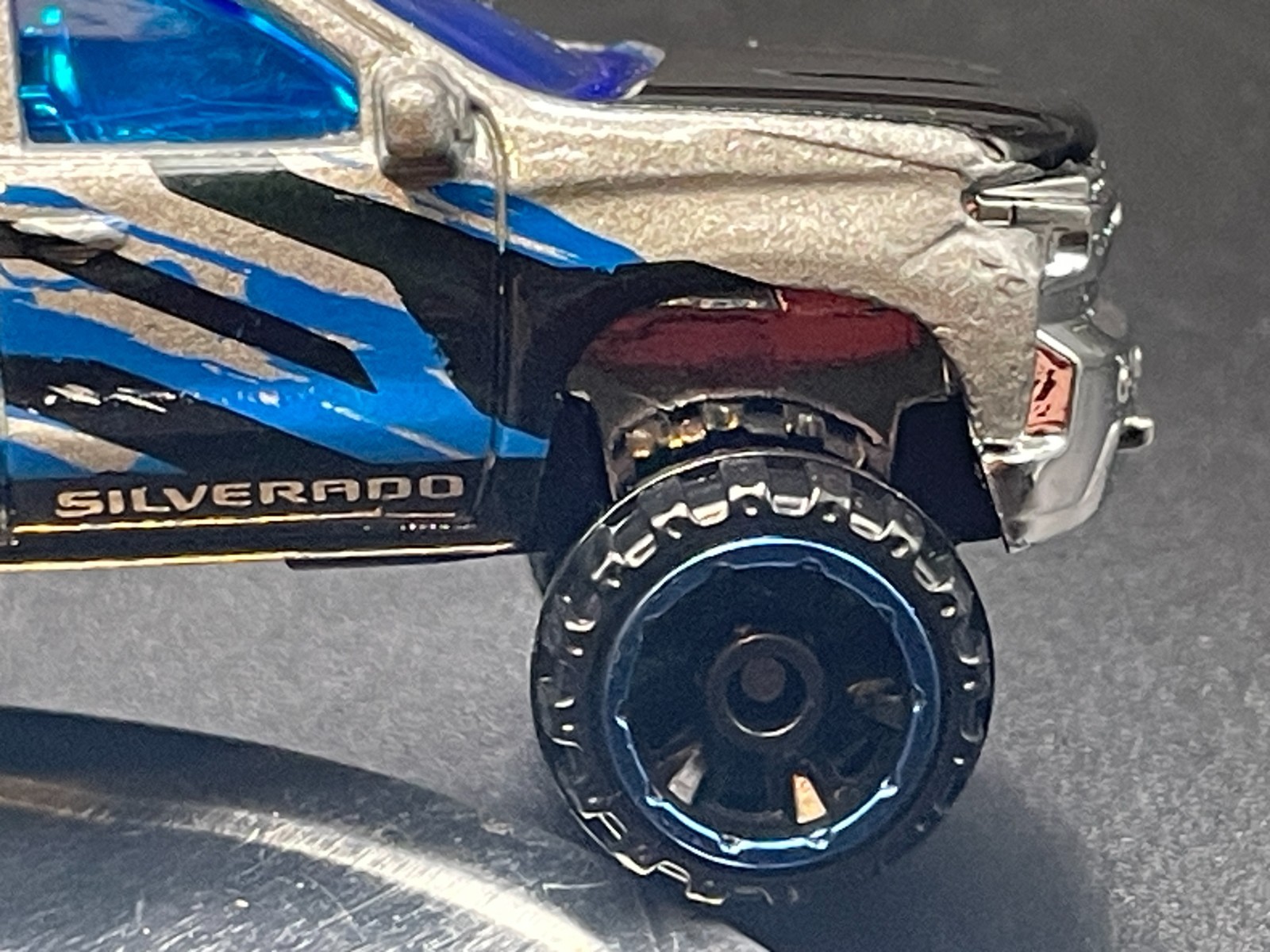 HOT WHEELS ’19 CHEVY SILVERADO TRAIL BOSS LT SILVER KMART EXCLUSIVE COLOR LOOSE