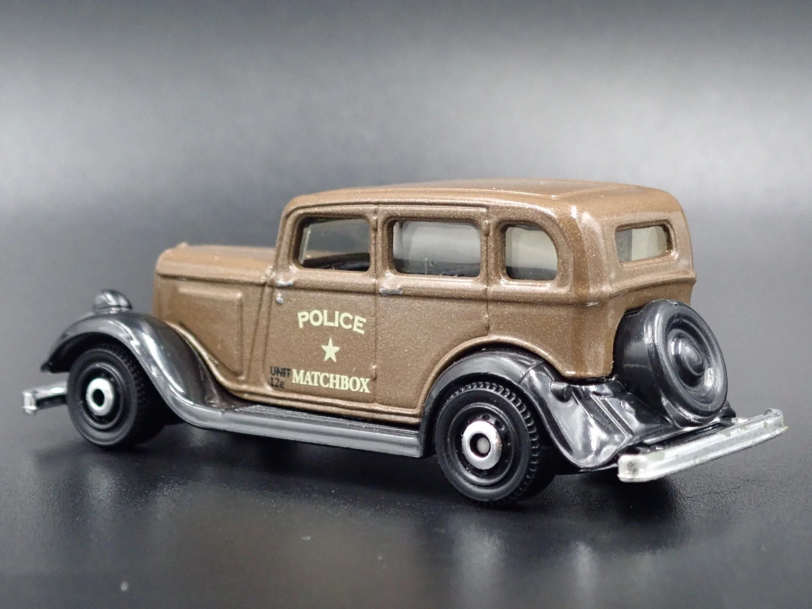 1933 33 PLYMOUTH PC SEDAN POLICE CAR RARE 1/64 SCALE DIORAMA DIECAST MODEL CAR