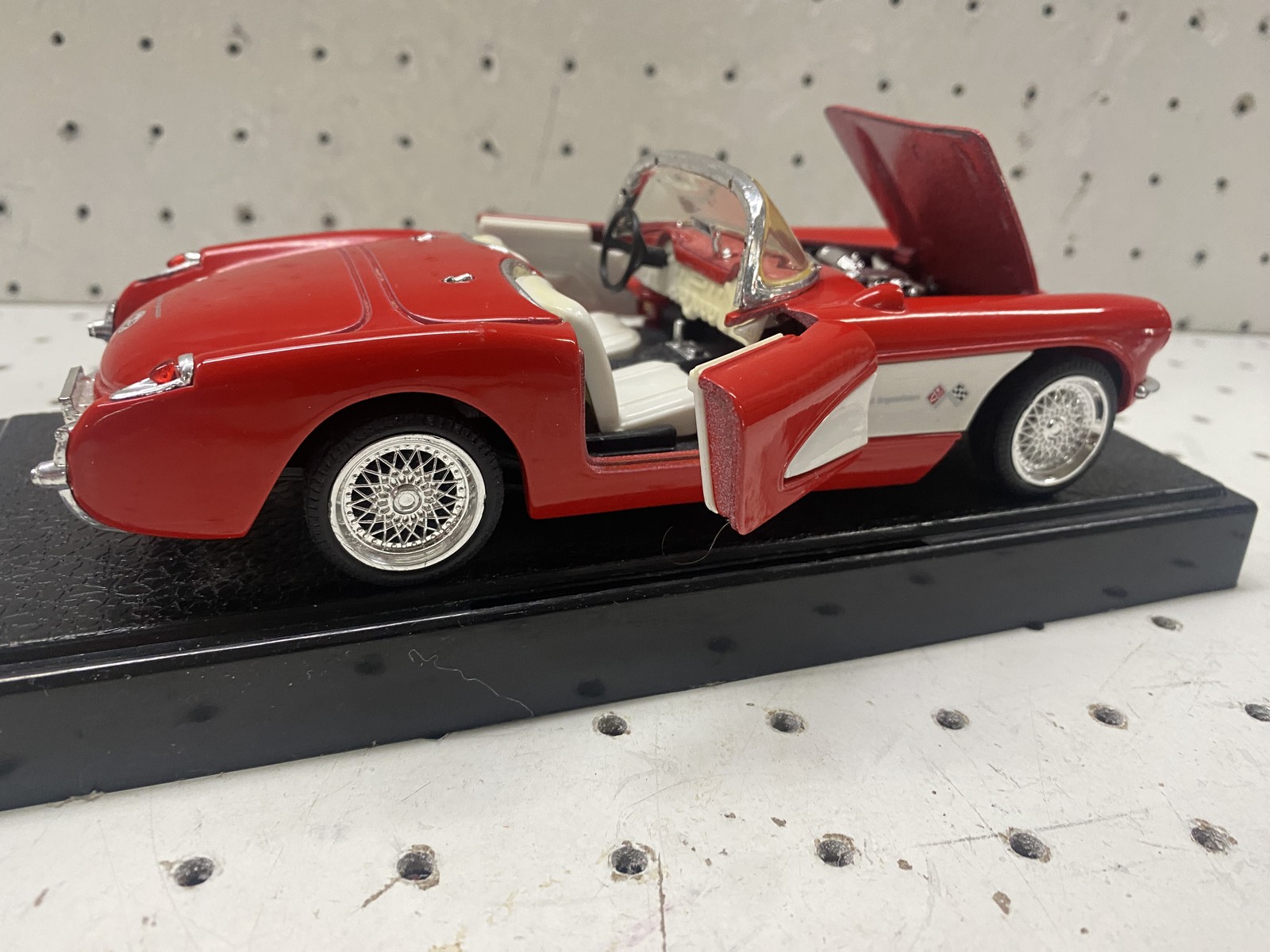 Chevrolet Corvette 1957 1:43 Diecast Model Toy Car Red Convertible With Stand