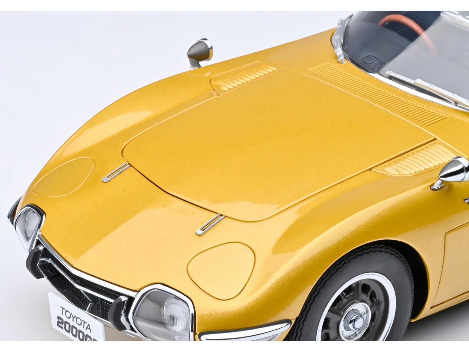 1967 TOYOTA 2000GT RHD GOLD 1/18 MODEL CAR BY AUTOART 79549