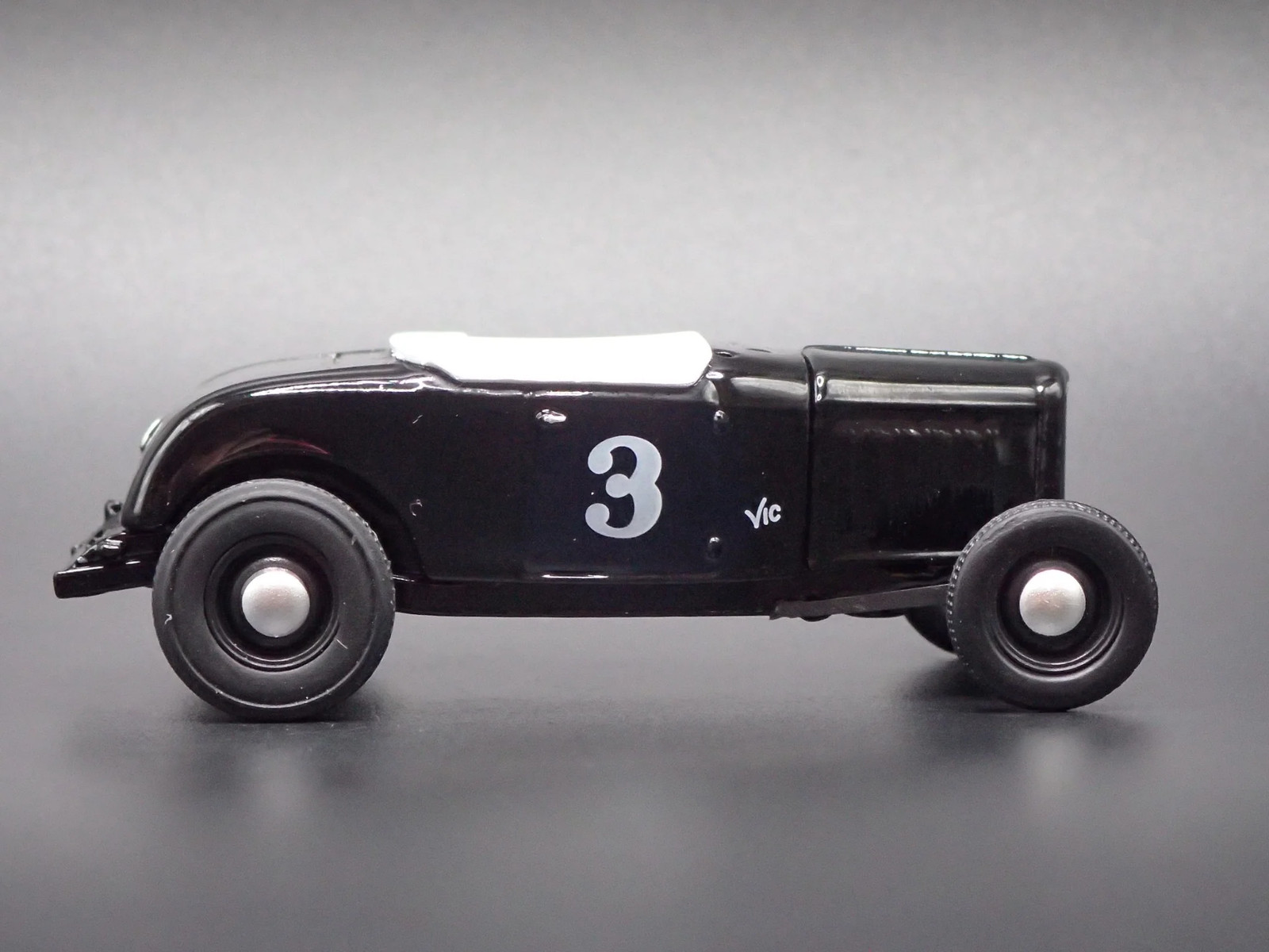 1932 32 FORD ROADSTER HOT ROD BLACK 1:64 SCALE DIORAMA DIECAST MODEL CAR