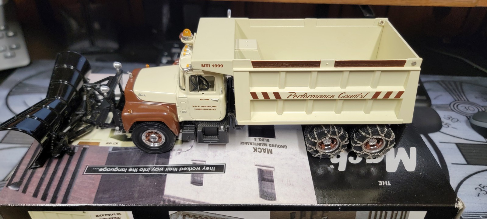 First gear Mack R-600 Dump Truck w/ Snow Plow Diecast