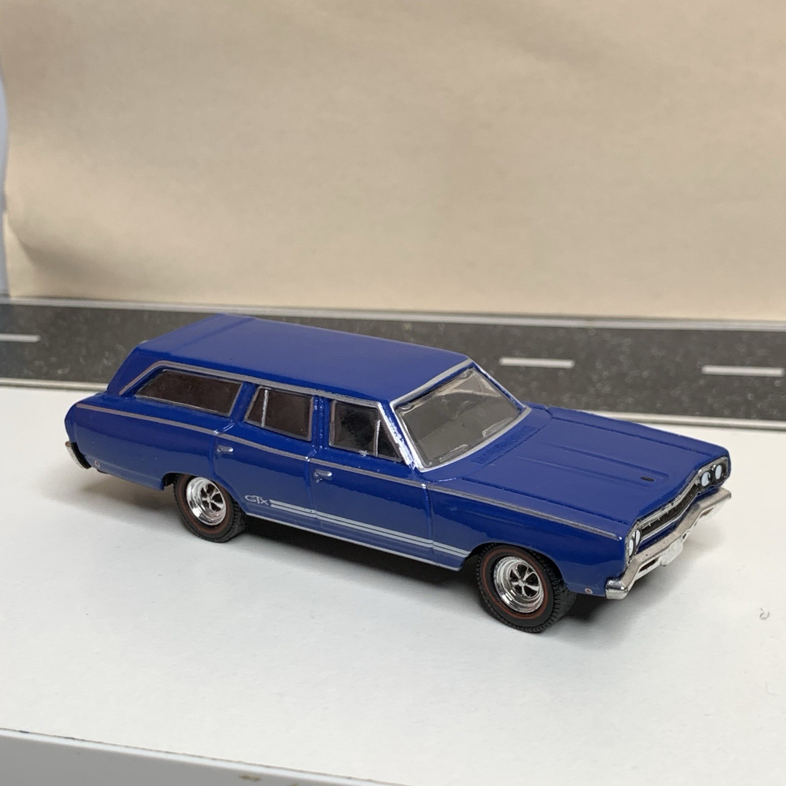Greenlight Estate Wagons 1968 Plymouth Satellite GTX Tribute Wagon Blue 1:64 NM