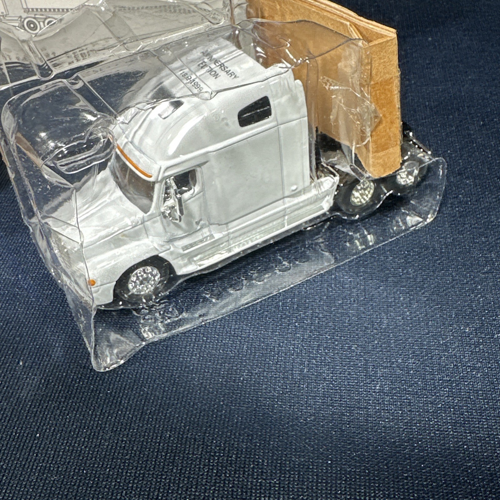 New Idea C120 Freightliner Semi SpecCast 1/64th Scale Limited Edition NIB