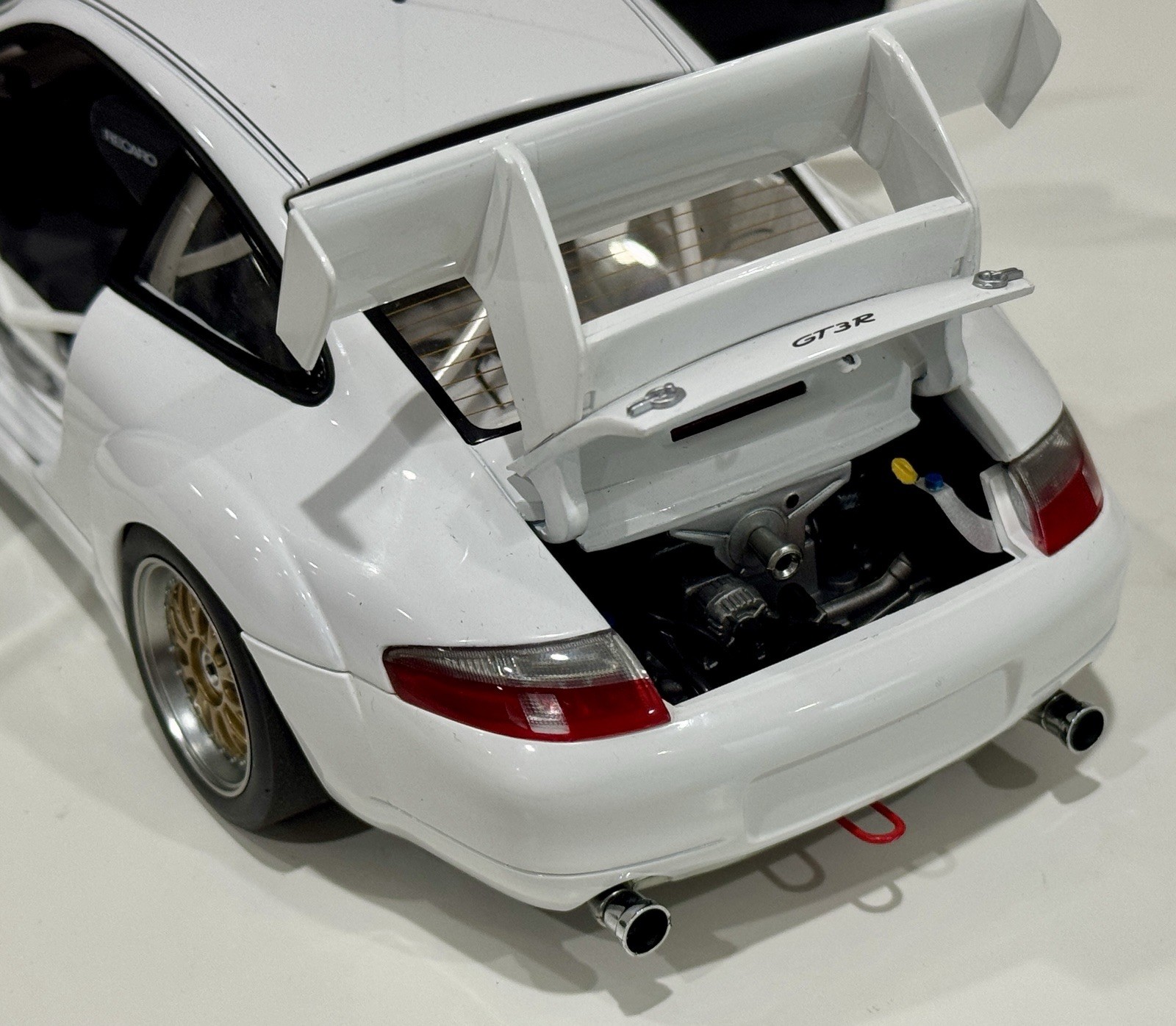 1/18 Scale AutoArt – Porsche 911 GT3 R 996 White No Decals Diecast with Box