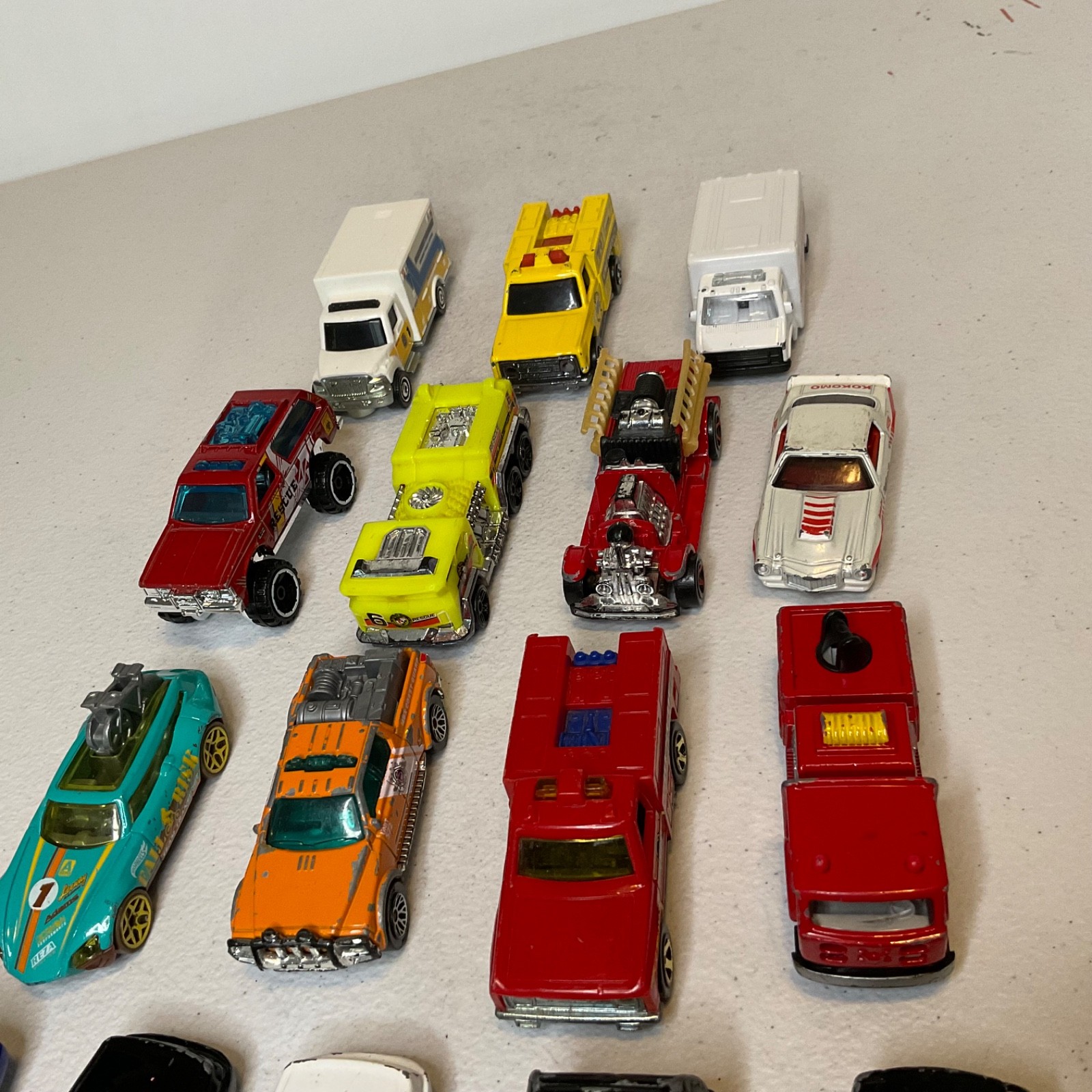 Hot Wheels Emergency Vehicle Lot of 16 Police Fire Rescue Ambulance Cars Trucks