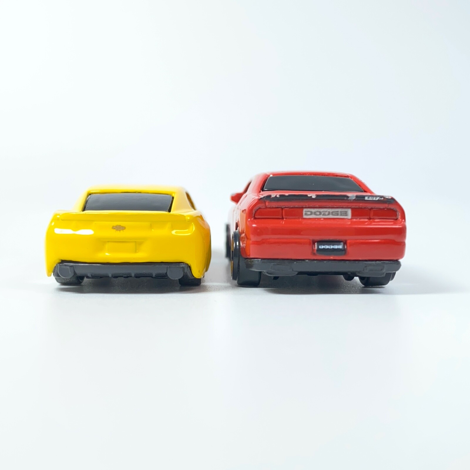 Maisto Lot 2006 Chevy Camaro Concept Yellow, 2008 Dodge Challenger SRT8 Red 1:64