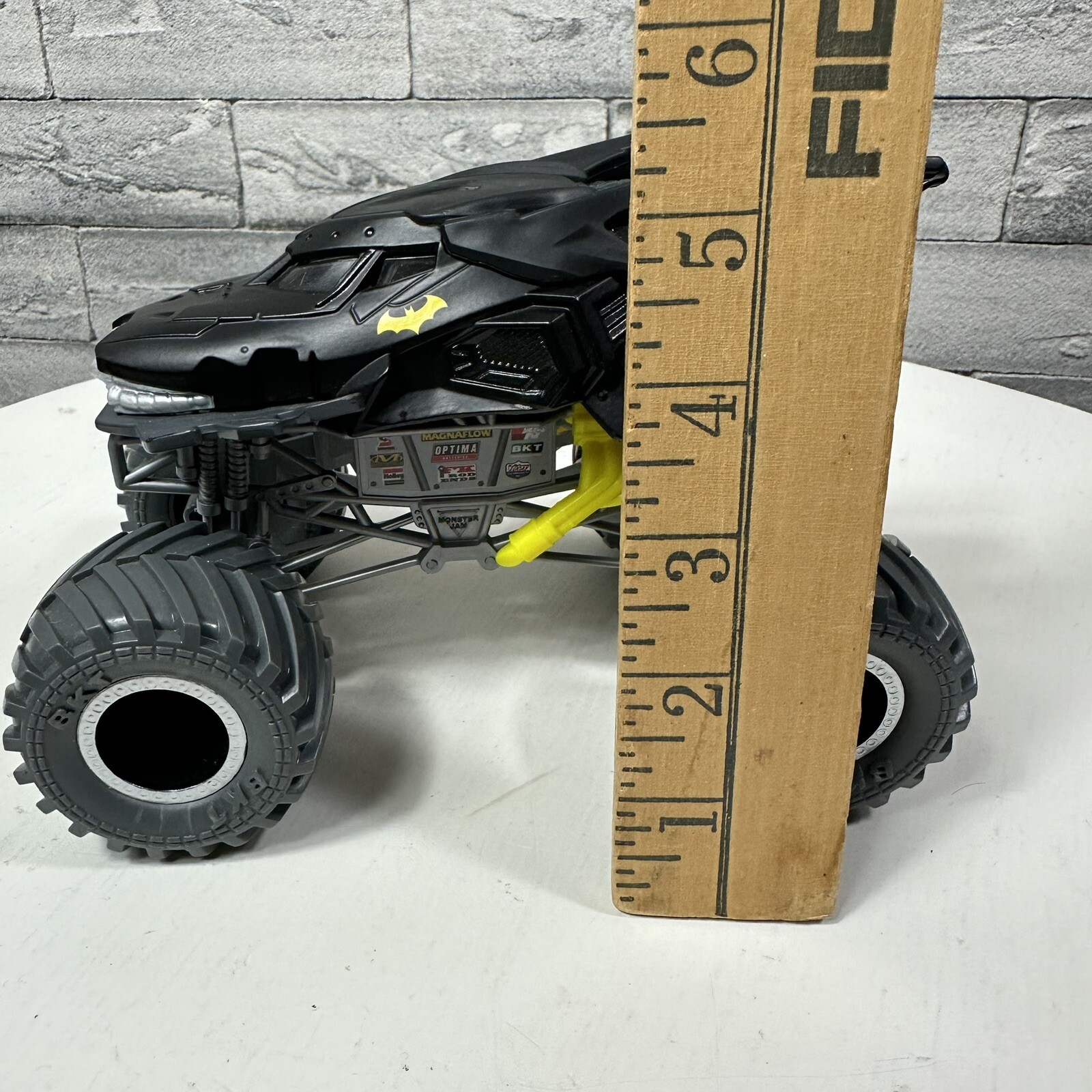 Monster Jam Official Batman Die-Cast And Plastic Vehicle 1:24 Scale