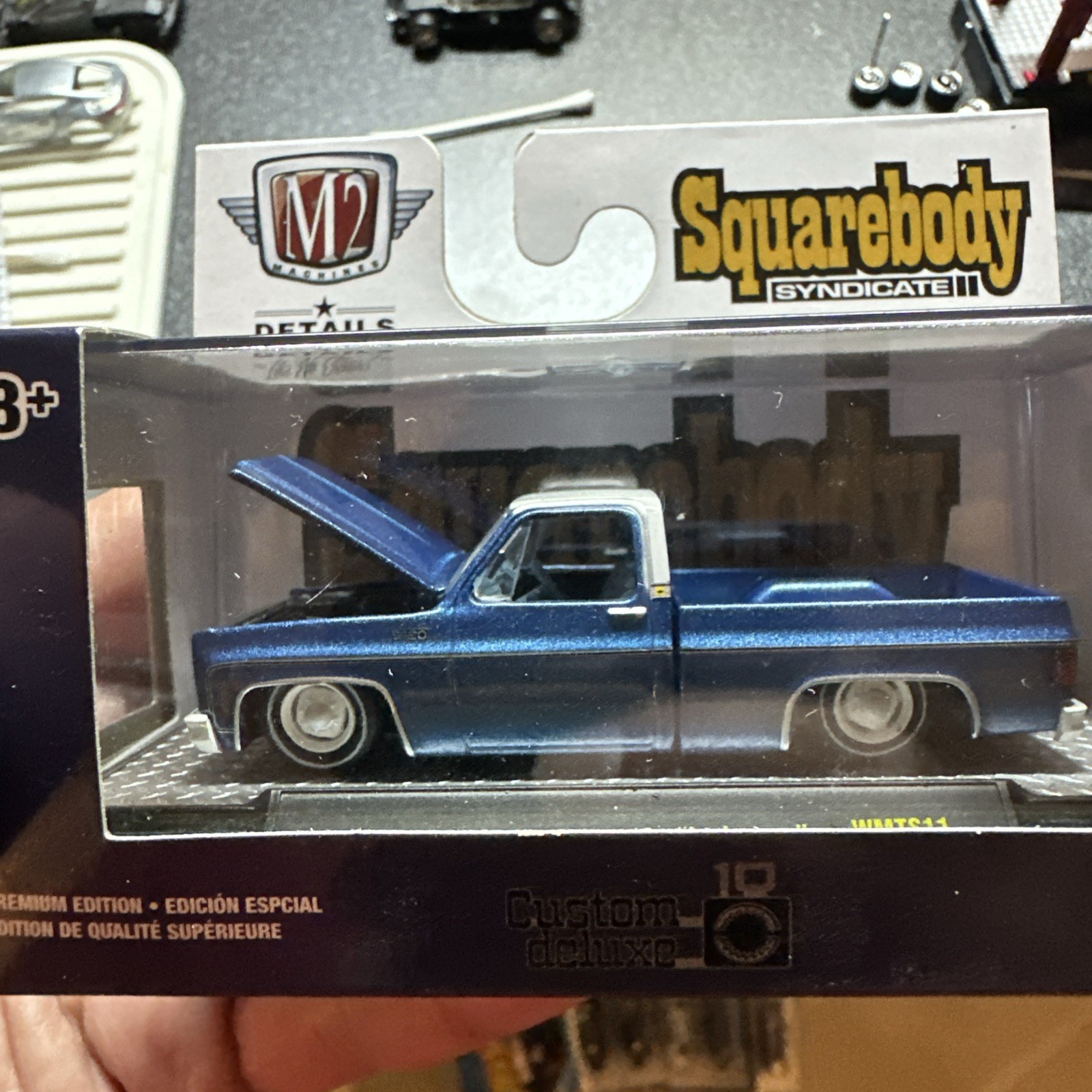 M2 Machines 1975 Chevrolet Custom Deluxe 10 Ivy League Squarebody Syndicate 1:64