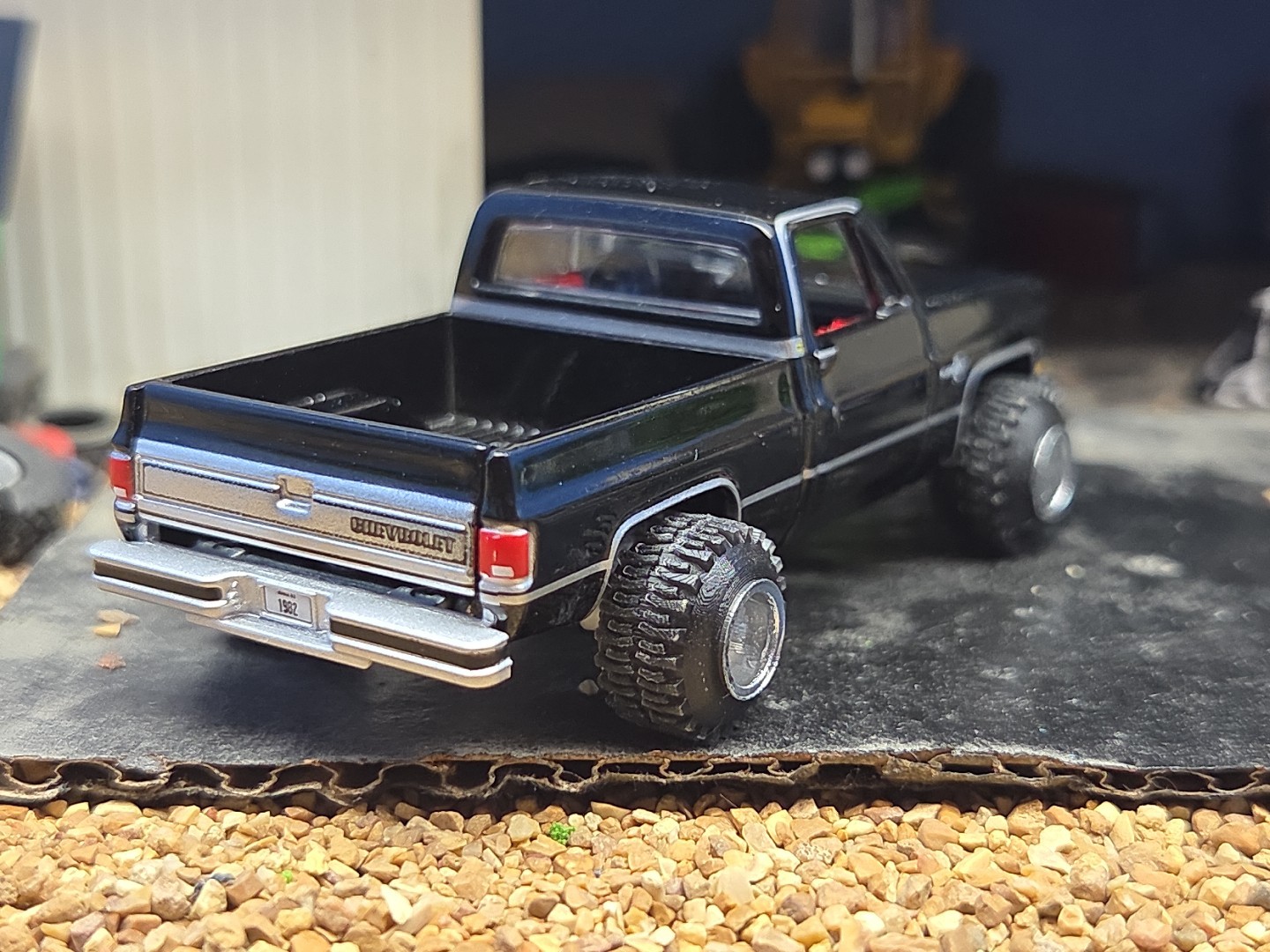 CUSTOM BUILT LIFTED 1:64 CHEVEROLET 1980s Silverado SQUARE BODY CHEVY 4×4 mud 83