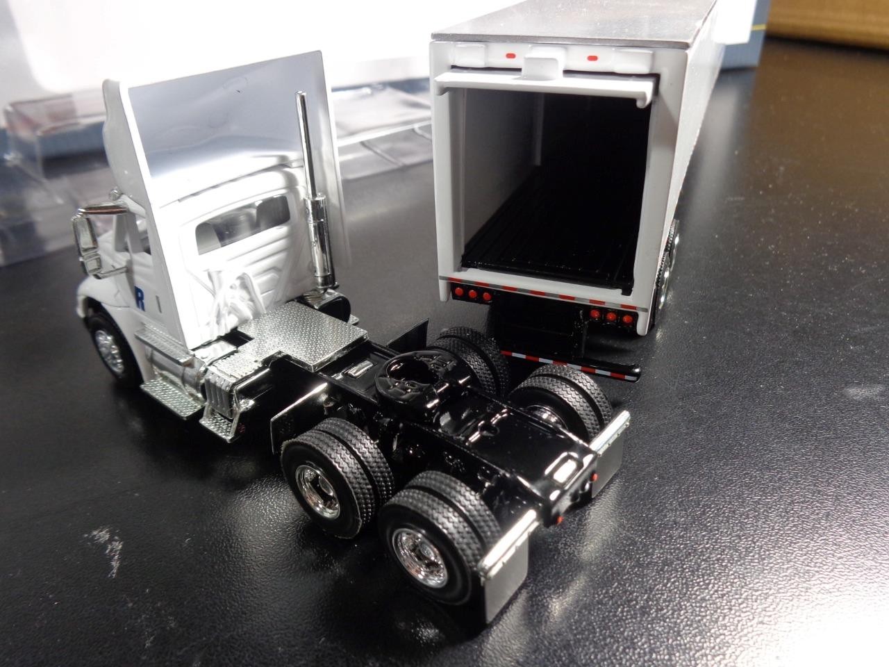 Reduce SPECCAST 34611 ROADRUNNER FREIGHT INTERNATIONAL 8600 TRUCK & TRAILER 1/64